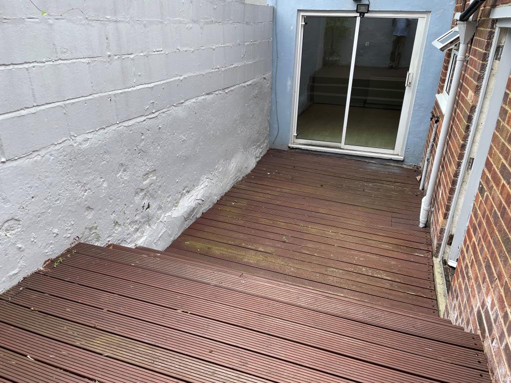 Lot: 142 - GROUND FLOOR FLAT WITH PATIO CLOSE CITY CENTRE - View of patio and sliding doors to living room